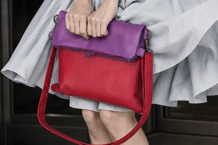 Frau trägt Ledertasche Modell Sam flex M Art. 25067, Unikat, hergestellt auf La Palma, Kanarische Inseln, Spanien, Europa
