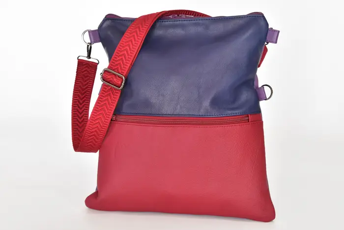 Ledertasche, Sam flex M aus weinrotem, leichtem, vollnarbigem Wasserbüffelnappaleder und marineblauem, vollnarbigem, pflanzlich softem Rindsnappaleder sowie violettem Anilin-Rindsnappaleder, Unikat, hergestellt auf La Palma, Kanarische Inseln, Spanien, Europa