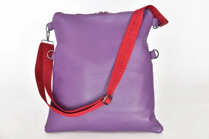Sam flex M aus weinrotem, leichtem, vollnarbigem Wasserbüffelnappaleder und marineblauem, vollnarbigem, pflanzlich softem Rindsnappaleder sowie violettem Anilin-Rindsnappaleder