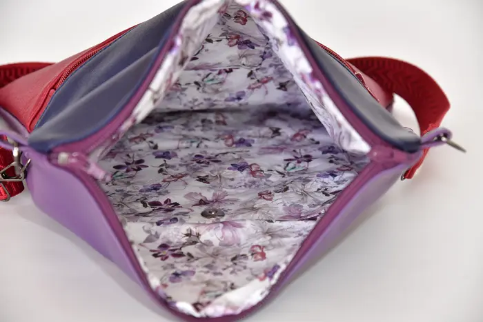Sam flex M aus weinrotem, leichtem, vollnarbigem Wasserbüffelnappaleder und marineblauem, vollnarbigem, pflanzlich softem Rindsnappaleder sowie violettem Anilin-Rindsnappaleder