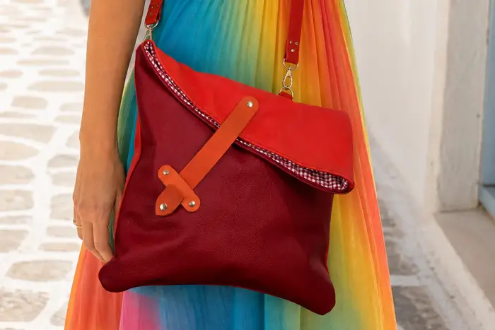 Frau trägt Ledertasche Modell Sam dia M Art. 25075, Unikat, hergestellt auf La Palma, Kanarische Inseln, Spanien, Europa