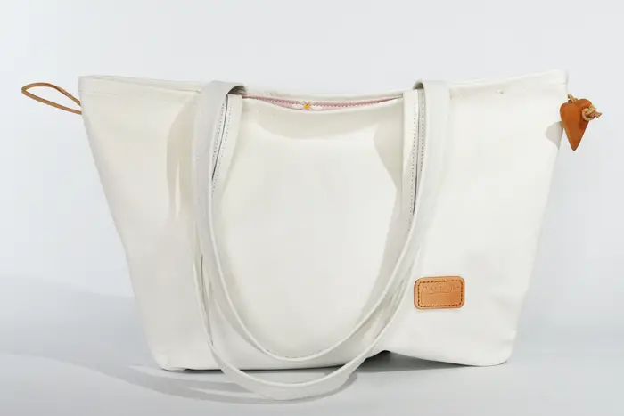 Ledertasche, Sarah S aus Nappa-Wasserbüffelleder in weiß, Unikat, hergestellt auf La Palma, Kanarische Inseln, Spanien, Europa