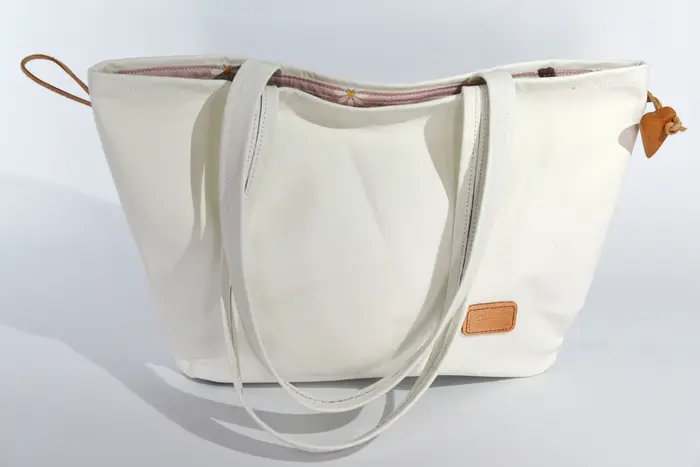 Ledertasche, Sarah S aus Nappa-Wasserbüffelleder in weiß, Unikat, hergestellt auf La Palma, Kanarische Inseln, Spanien, Europa