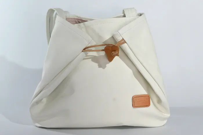 Ledertasche, Sarah S aus Nappa-Wasserbüffelleder in weiß, Unikat, hergestellt auf La Palma, Kanarische Inseln, Spanien, Europa