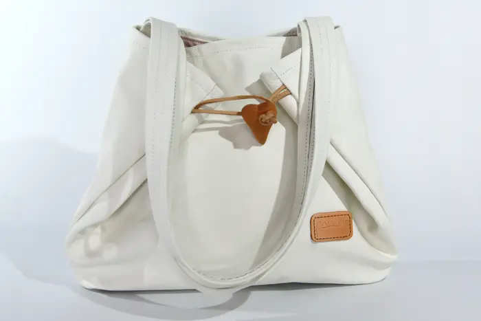Ledertasche, Sarah S aus Nappa-Wasserbüffelleder in weiß, Unikat, hergestellt auf La Palma, Kanarische Inseln, Spanien, Europa
