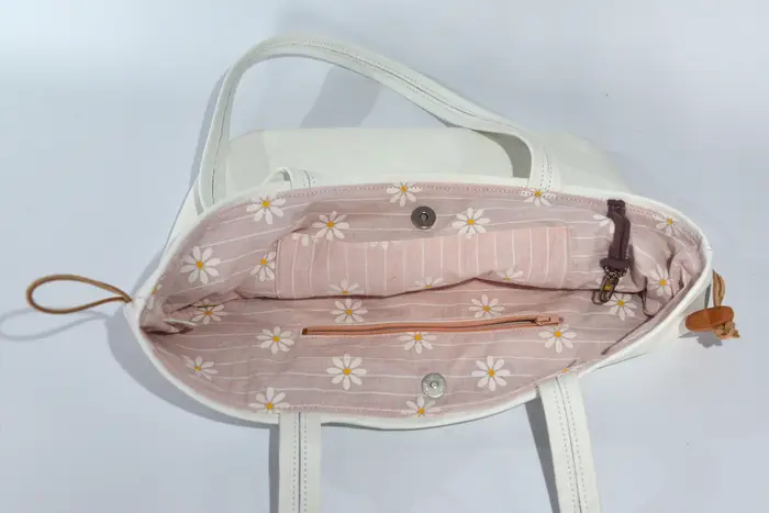 Ledertasche, Sarah S aus Nappa-Wasserbüffelleder in weiß, Unikat, hergestellt auf La Palma, Kanarische Inseln, Spanien, Europa