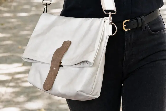Frau trägt Ledertasche Modell Sam M Art. 24114, Unikat, hergestellt auf La Palma, Kanarische Inseln, Spanien, Europa