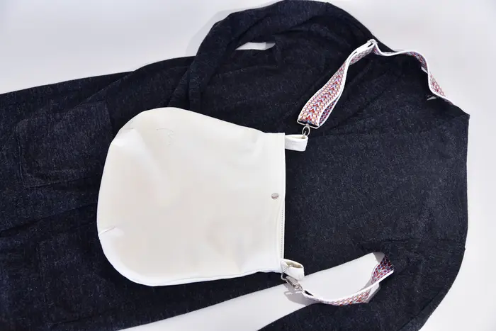 bolso de cuero, Iris S en cuero napa blanco de búfalo de agua, pieza única, fabricada en La Palma, Islas Canarias, España, Europa