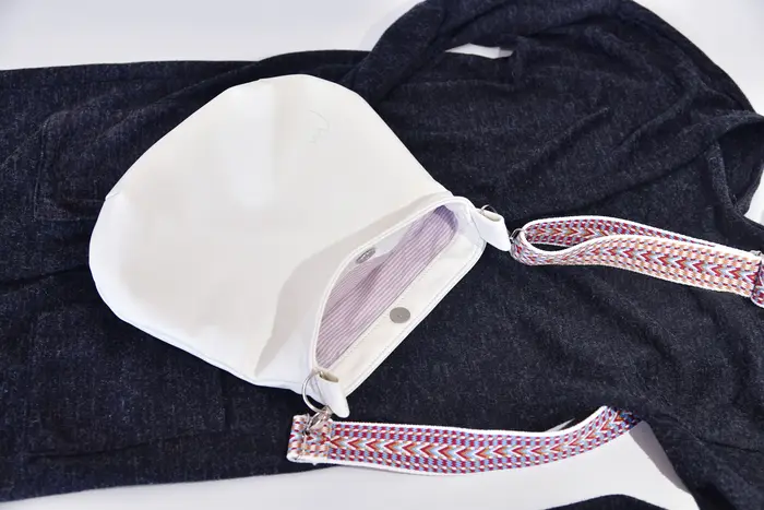 bolso de cuero, Iris S en cuero napa blanco de búfalo de agua, pieza única, fabricada en La Palma, Islas Canarias, España, Europa