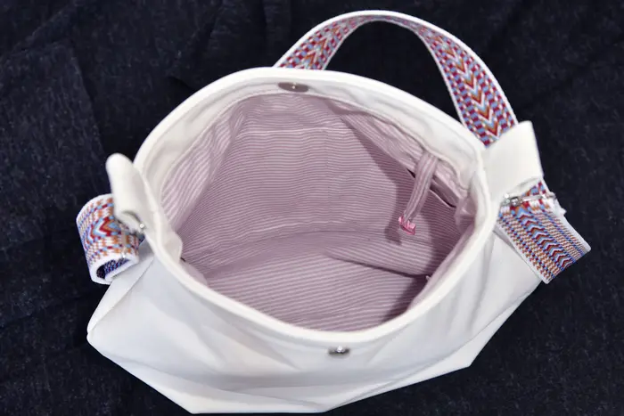 bolso de cuero, Iris S en cuero napa blanco de búfalo de agua, pieza única, fabricada en La Palma, Islas Canarias, España, Europa