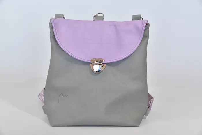 Ledertasche, Ainoha M aus vollnarbigem Anilin-Nappaleder und pflanzlich softem Rindsleder in grau und pastell lila, Unikat, hergestellt auf La Palma, Kanarische Inseln, Spanien, Europa