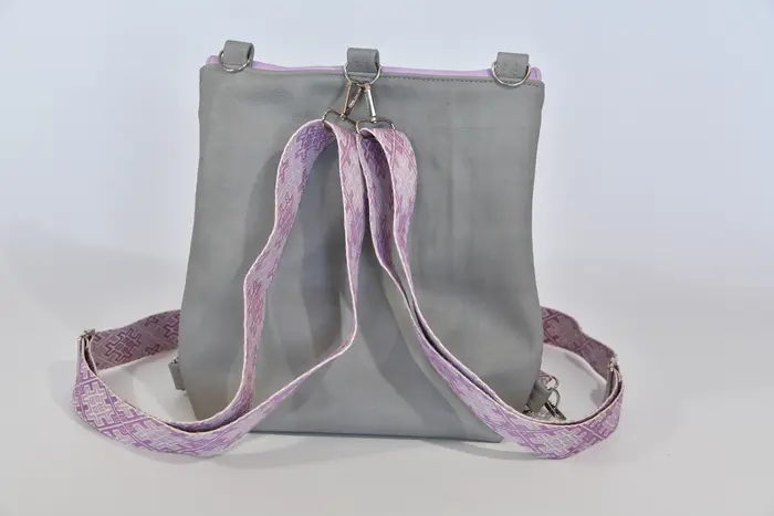 Ledertasche, Ainoha M aus vollnarbigem Anilin-Nappaleder und pflanzlich softem Rindsleder in grau und pastell lila, Unikat, hergestellt auf La Palma, Kanarische Inseln, Spanien, Europa