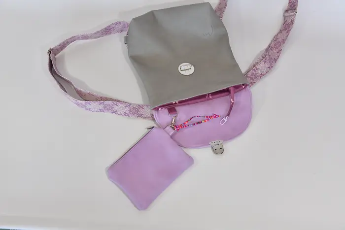 Ledertasche, Ainoha M aus vollnarbigem Anilin-Nappaleder und pflanzlich softem Rindsleder in grau und pastell lila, Unikat, hergestellt auf La Palma, Kanarische Inseln, Spanien, Europa