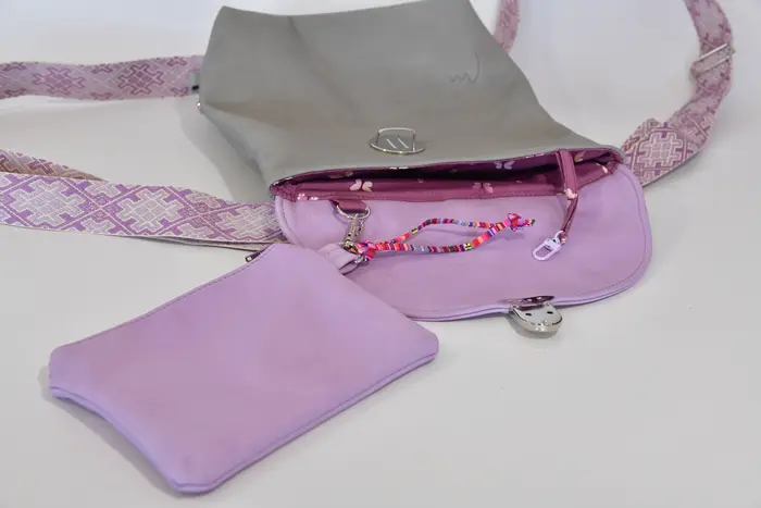 Ledertasche, Ainoha M aus vollnarbigem Anilin-Nappaleder und pflanzlich softem Rindsleder in grau und pastell lila, Unikat, hergestellt auf La Palma, Kanarische Inseln, Spanien, Europa