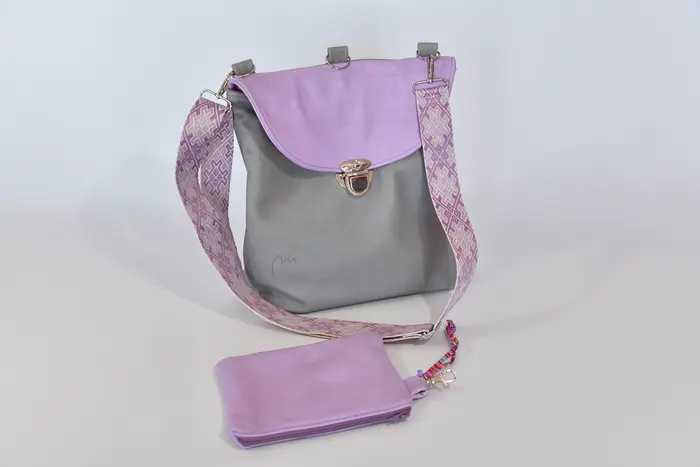 Ledertasche, Ainoha M aus vollnarbigem Anilin-Nappaleder und pflanzlich softem Rindsleder in grau und pastell lila, Unikat, hergestellt auf La Palma, Kanarische Inseln, Spanien, Europa