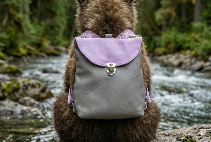 Ein älterer Mann freut sich über die geschenkte Ledertasche Modell Adrian flex M Art. 24099, ein Unikat von La Palma, Kanarische Inseln, Spanien, Europa