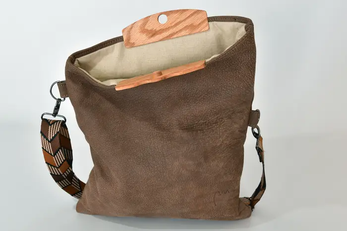 Ledertasche, Sam dia M aus weichem Nubuk-Vintage-Wasserbüffelleder in kastanie, Unikat, hergestellt auf La Palma, Kanarische Inseln, Spanien, Europa
