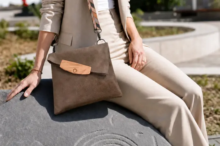 Frau trägt Ledertasche Modell Sam dia M Art. 25087, Unikat, hergestellt auf La Palma, Kanarische Inseln, Spanien, Europa