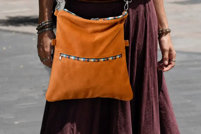 Frau trägt Ledertasche Modell Sam flex M Art. 26015, Unikat, hergestellt auf La Palma, Kanarische Inseln, Spanien, Europa