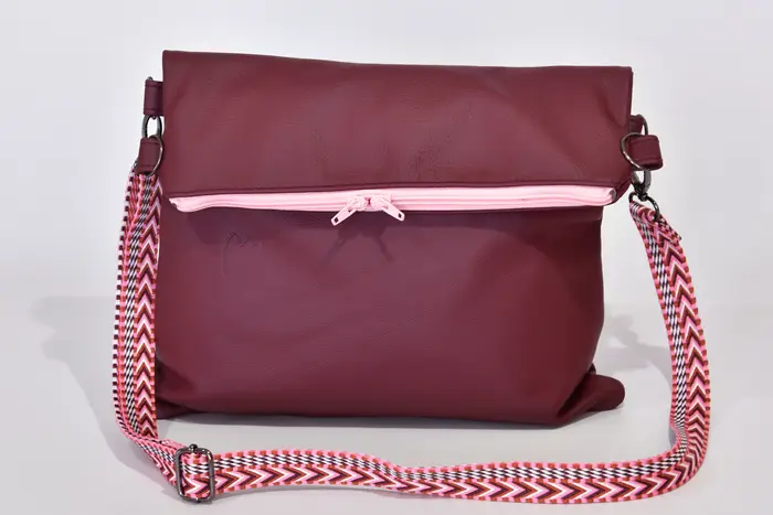 Ledertasche, Sam flex M aus semianilin gefärbtem Nappa-Rindsleder in aubergine, Unikat, hergestellt auf La Palma, Kanarische Inseln, Spanien, Europa