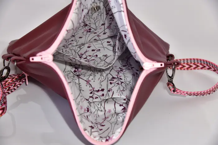 Sam flex M aus semianilin gefärbtem Nappa-Rindsleder in aubergine