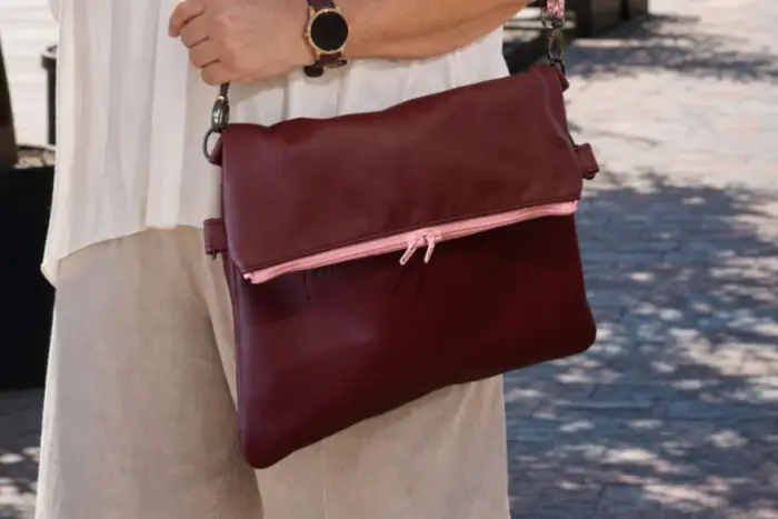 Frau trägt Ledertasche Modell Sam flex M Art. 26016, Unikat, hergestellt auf La Palma, Kanarische Inseln, Spanien, Europa