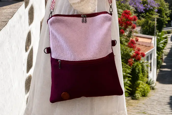 Frau trägt handgefertigte Tasche aus Walkloden Modell Sam flex M Art. 26019, Unikat, hergestellt auf La Palma, Kanarische Inseln, Spanien, Europa