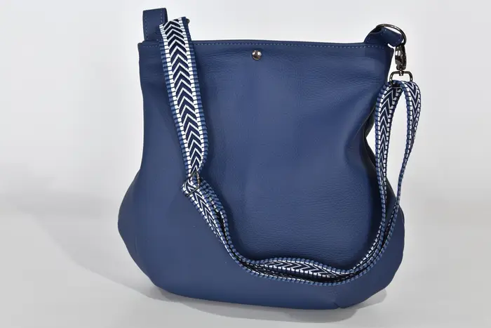 bolso de cuero, Iris M en cuero de vaca firme y suave en azul cobalto, pieza única, fabricada en La Palma, Islas Canarias, España, Europa
