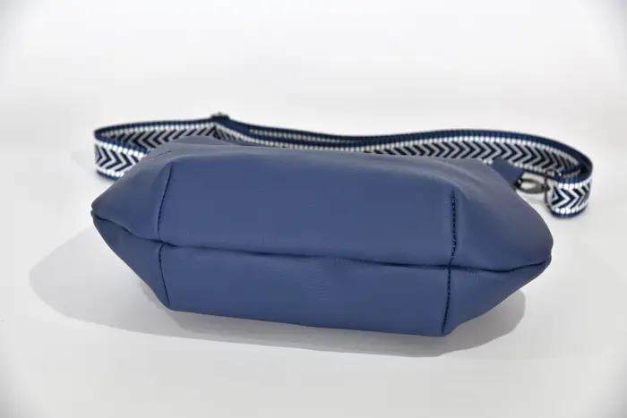 bolso de cuero, Iris M en cuero de vaca firme y suave en azul cobalto, pieza única, fabricada en La Palma, Islas Canarias, España, Europa
