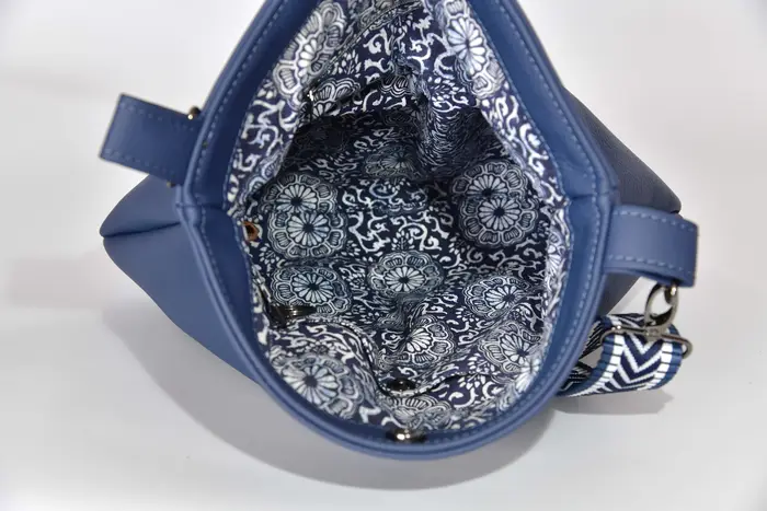 bolso de cuero, Iris M en cuero de vaca firme y suave en azul cobalto, pieza única, fabricada en La Palma, Islas Canarias, España, Europa