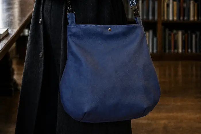 Mujer lleva bolso de cuero modelo Iris M Art. 26033, pieza única, fabricada en La Palma, Islas Canarias, España, Europa