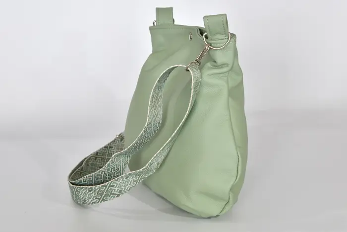bolso de cuero, Iris S de cuero de vaca suave y resistente en verde menta, pieza única, fabricada en La Palma, Islas Canarias, España, Europa