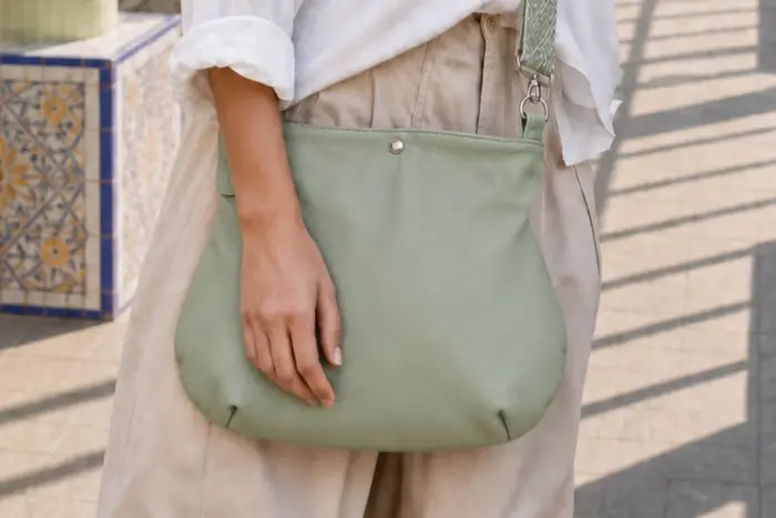 Frau trägt Ledertasche Modell Iris S Art. 26034