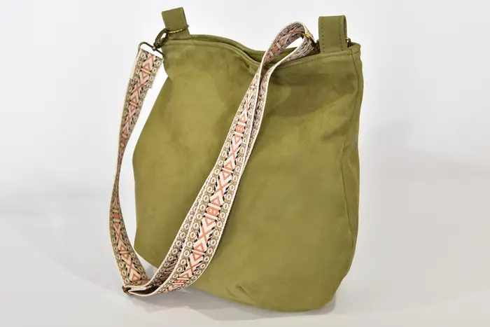 bolso de cuero, Iris L de nobuk de vaca fino y suave en verde oliva, pieza única, fabricada en La Palma, Islas Canarias, España, Europa