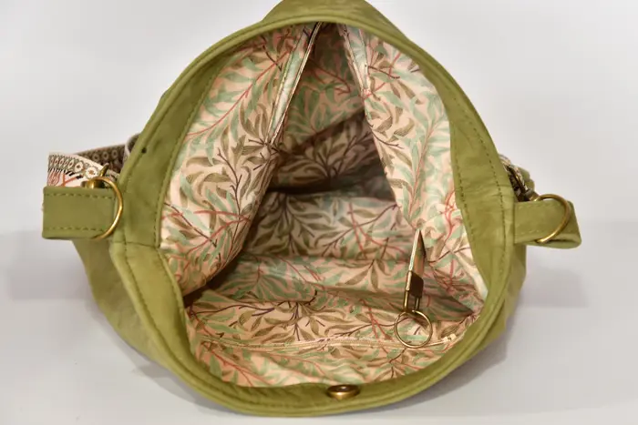 bolso de cuero, Iris L de nobuk de vaca fino y suave en verde oliva, pieza única, fabricada en La Palma, Islas Canarias, España, Europa