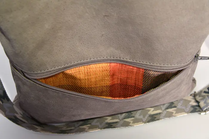 Ledertasche, Sam flex M aus geschliffenem Nubuk-Wasserbüffelleder in babyelefantengrau, Unikat, hergestellt auf La Palma, Kanarische Inseln, Spanien, Europa