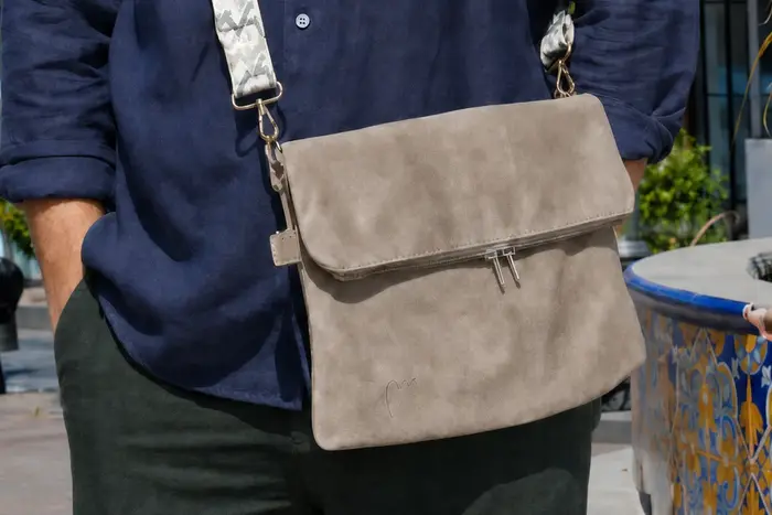 Mann trägt Ledertasche Modell Sam flex M Art. 26037, Unikat, hergestellt auf La Palma, Kanarische Inseln, Spanien, Europa