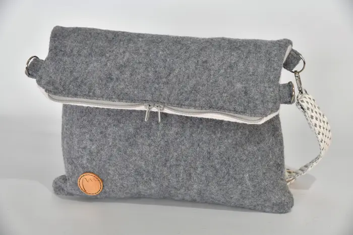 handgefertigte Tasche aus Walkloden, Sam flex M aus Walkloden aus 100% Schafschurwolle in pflasterstein und weiß, Unikat, hergestellt auf La Palma, Kanarische Inseln, Spanien, Europa