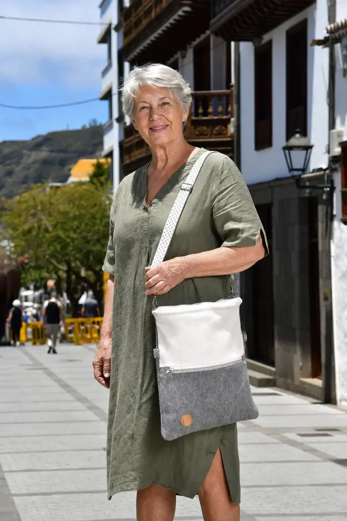 Frau trägt Ledertasche Modell Sam flex M Art. 26040