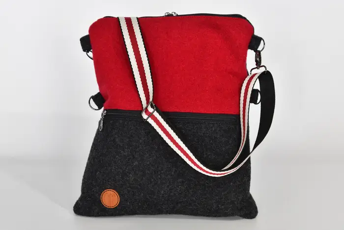 handgefertigte Tasche aus Walkloden, Sam flex M aus Walkloden aus 100% Schafschurwolle in steingrau und dunkelrot, Unikat, hergestellt auf La Palma, Kanarische Inseln, Spanien, Europa