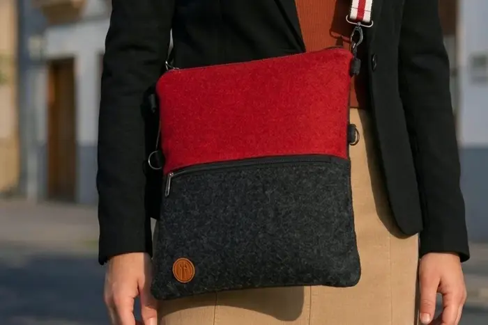 Frau trägt handgefertigte Tasche aus Walkloden Modell Sam flex M Art. 26041, Unikat, hergestellt auf La Palma, Kanarische Inseln, Spanien, Europa