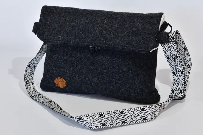handgefertigte Tasche aus Walkloden, Sam flex M aus Walkloden aus 100% Schafschurwolle in steingrau und weiß, Unikat, hergestellt auf La Palma, Kanarische Inseln, Spanien, Europa
