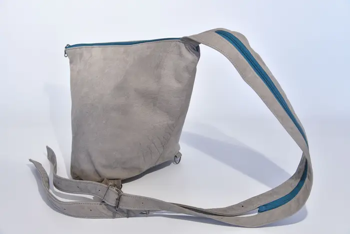 Lederrucksack, Tim S aus geschliffenem Nubuk-Wasserbüffelleder in babyelefantengrau, Unikat, hergestellt auf La Palma, Kanarische Inseln, Spanien, Europa