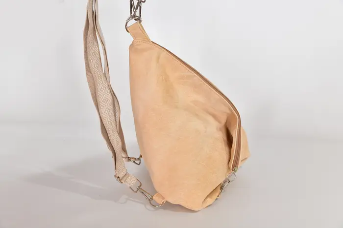 Lederrucksack, Tim S aus geschliffenem Nubuk-Wasserbüffelleder in beige, Unikat, hergestellt auf La Palma, Kanarische Inseln, Spanien, Europa