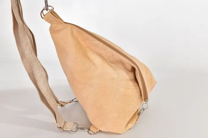 Lederrucksack, Tim S aus geschliffenem Nubuk-Wasserbüffelleder in beige, Unikat, hergestellt auf La Palma, Kanarische Inseln, Spanien, Europa