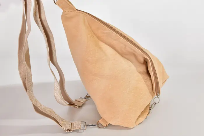 Lederrucksack, Tim S aus geschliffenem Nubuk-Wasserbüffelleder in beige, Unikat, hergestellt auf La Palma, Kanarische Inseln, Spanien, Europa