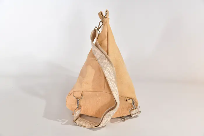 Lederrucksack, Tim S aus geschliffenem Nubuk-Wasserbüffelleder in beige, Unikat, hergestellt auf La Palma, Kanarische Inseln, Spanien, Europa