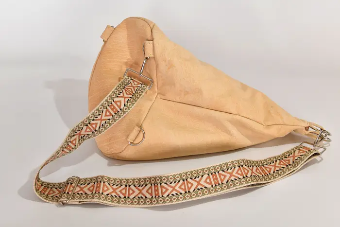 Lederrucksack, Tim S aus geschliffenem Nubuk-Wasserbüffelleder in beige, Unikat, hergestellt auf La Palma, Kanarische Inseln, Spanien, Europa