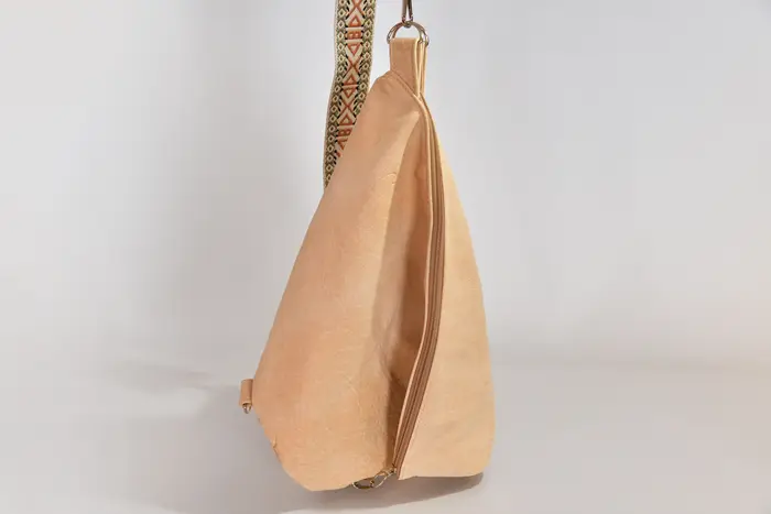 Lederrucksack, Tim S aus geschliffenem Nubuk-Wasserbüffelleder in beige, Unikat, hergestellt auf La Palma, Kanarische Inseln, Spanien, Europa