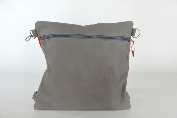 Petra M aus geschliffenem Nubuk-Wasserbüffelleder in blaugrau und Nappa-Wasserbüffelleder in rotorange